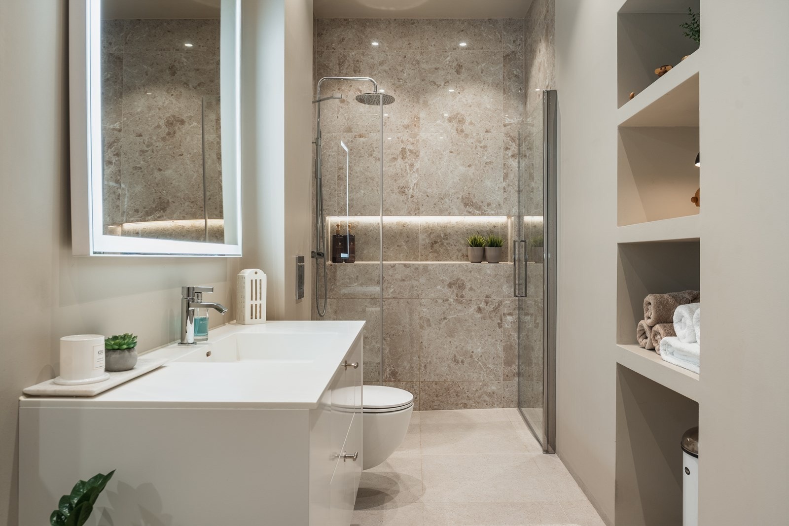 Meget pent flislagt bad med nisje i dusjsonen Galleribilde