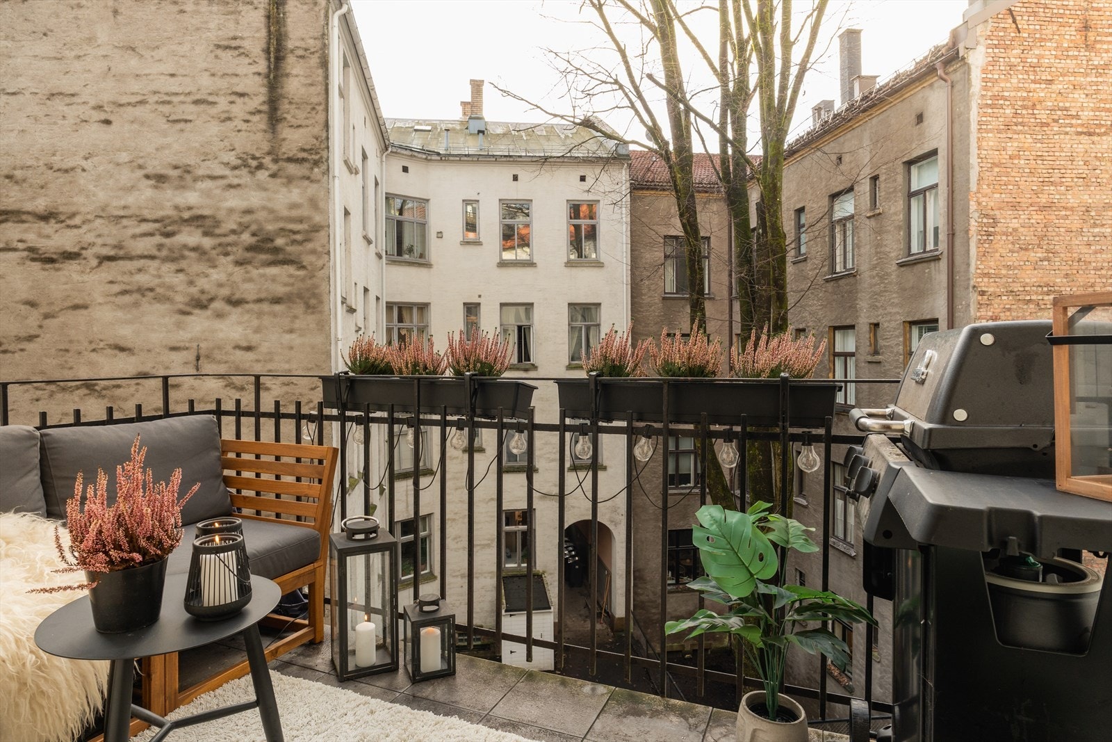 Fra soverommet har du utgang til en hyggelig balkong med dag- ettermiddagsol. Plass til sittegruppe og grill Galleribilde