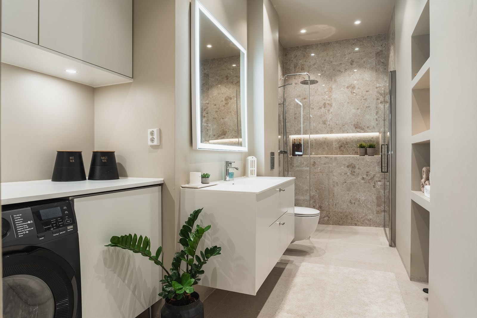 Romslig bad med egen vaskeavdeling. Galleribilde