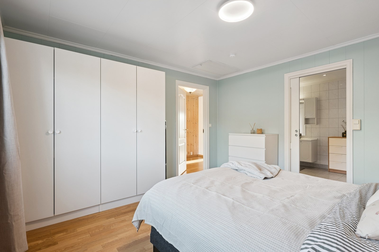 Fra soverommet er det adkomst inn til badet via skyvedør. Galleribilde