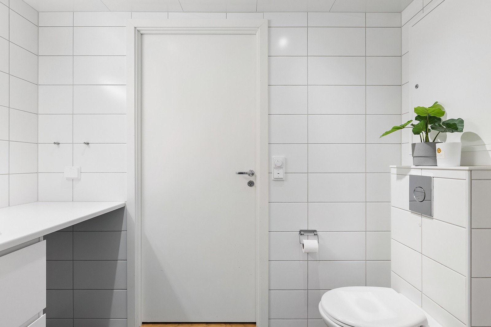 Badet har opplegg for vaskemaskin, veggenght toalett, dusjnisje med innfellbare glassdører og vegghengt servantskap. Galleribilde