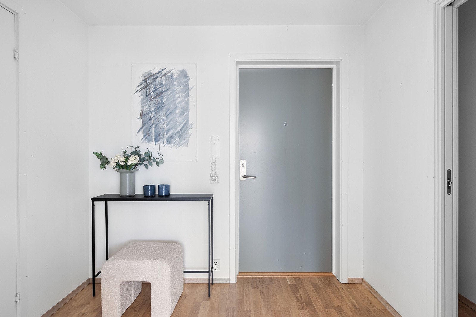 Innbydende entré med god plass til yttertøy og sko. Dør calling anlegg tilknyttet. Galleribilde
