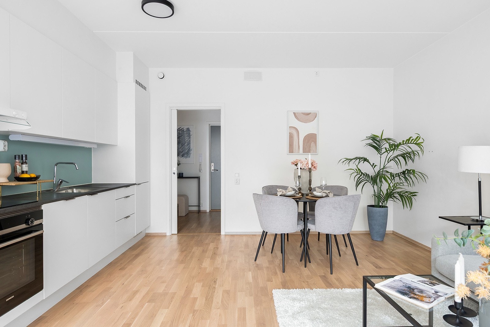 Stuen er av god størrelse med god plass til stort spisebord og sofamøblement. Galleribilde