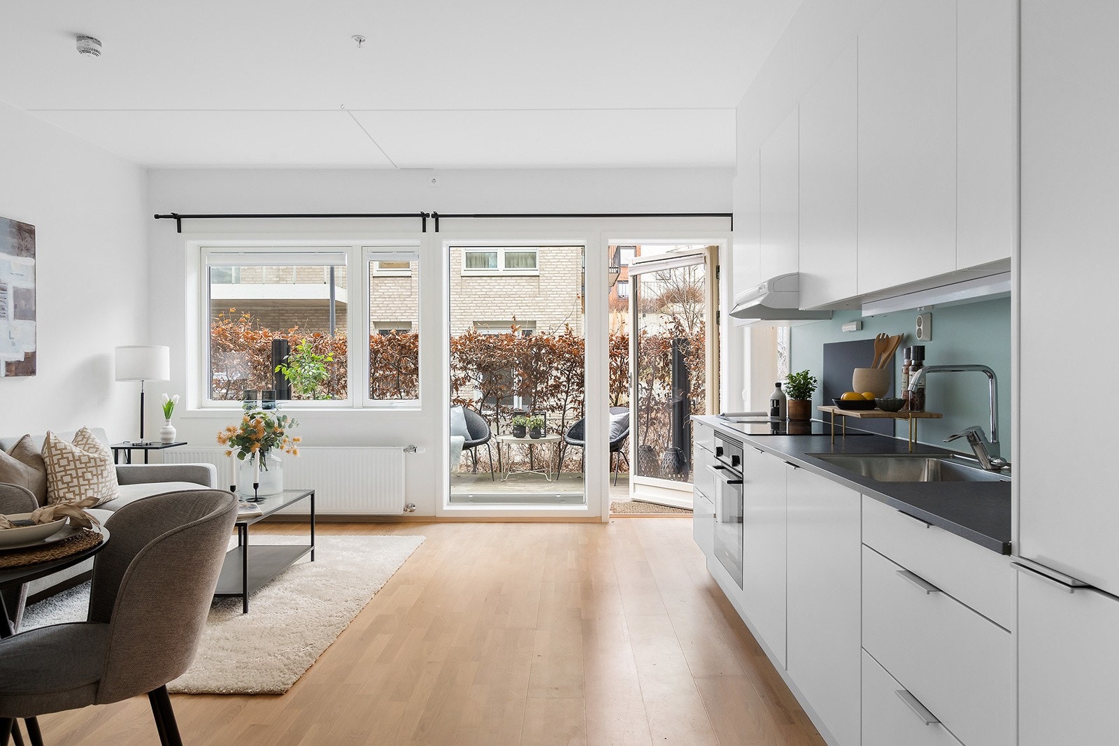 Leiligheten består av entré, soverom, bad, innvendig bod/omkledningsrom, åpen stue kjøkkenløsning med utgang til stor nord-nordøstvendt terrasse på 10 kvm. Galleribilde