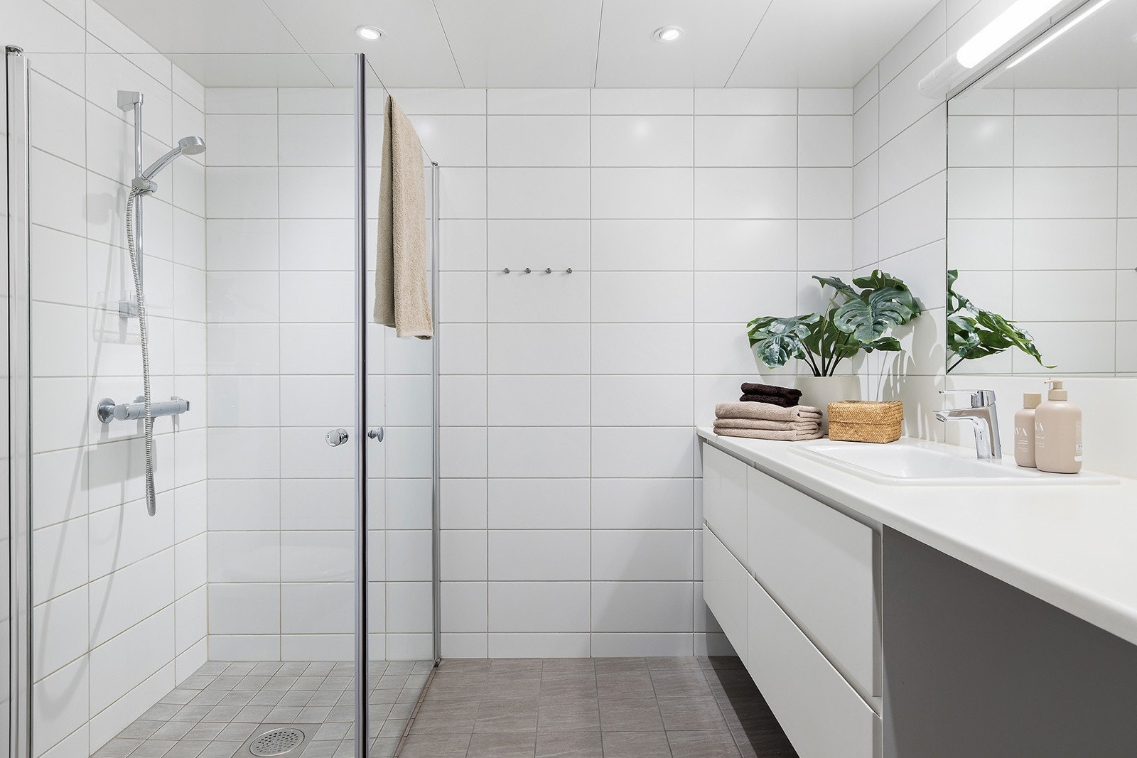 Flislagt bad fra 2021 med varme i gulv og nedsenket himling med downlights. Galleribilde