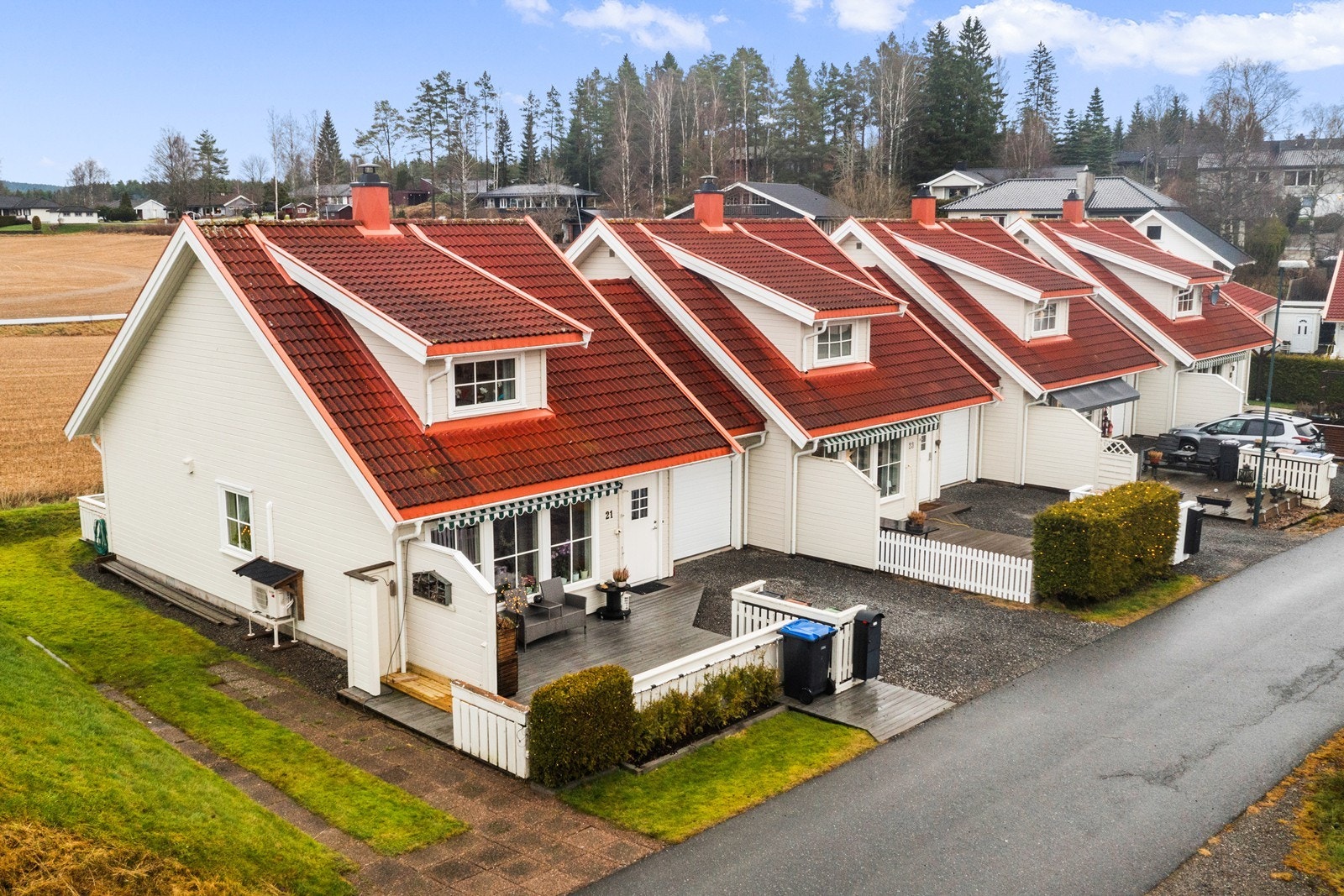 Rekkehuset har en fasade med liggende bordkledning og betongtakstein på taket (kilde: tilstandsrapport). Galleribilde