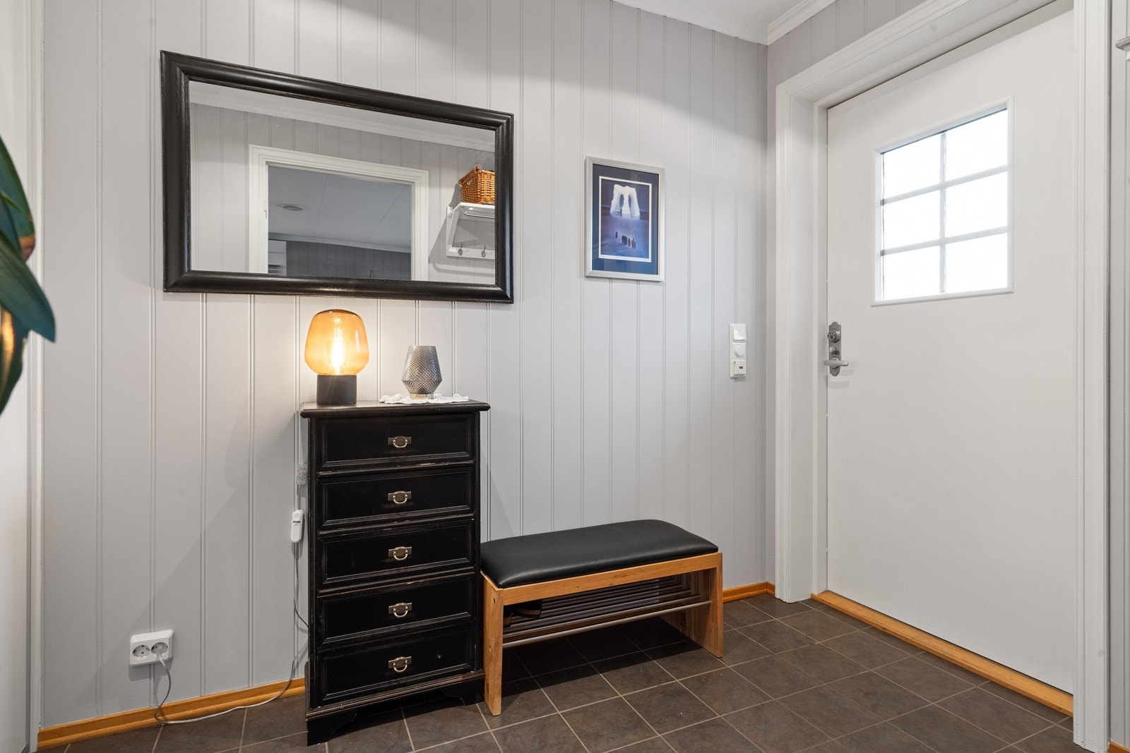 Fliser på gulvet gir et praktisk og lettstelt inngangsparti. Galleribilde