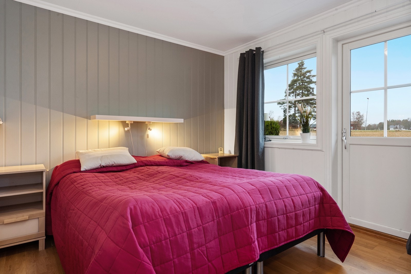 Utgang til nordvendt terrasse fra soverommet gir enkel tilgang til hageområdet (kilde: tilstandsrapport). Galleribilde