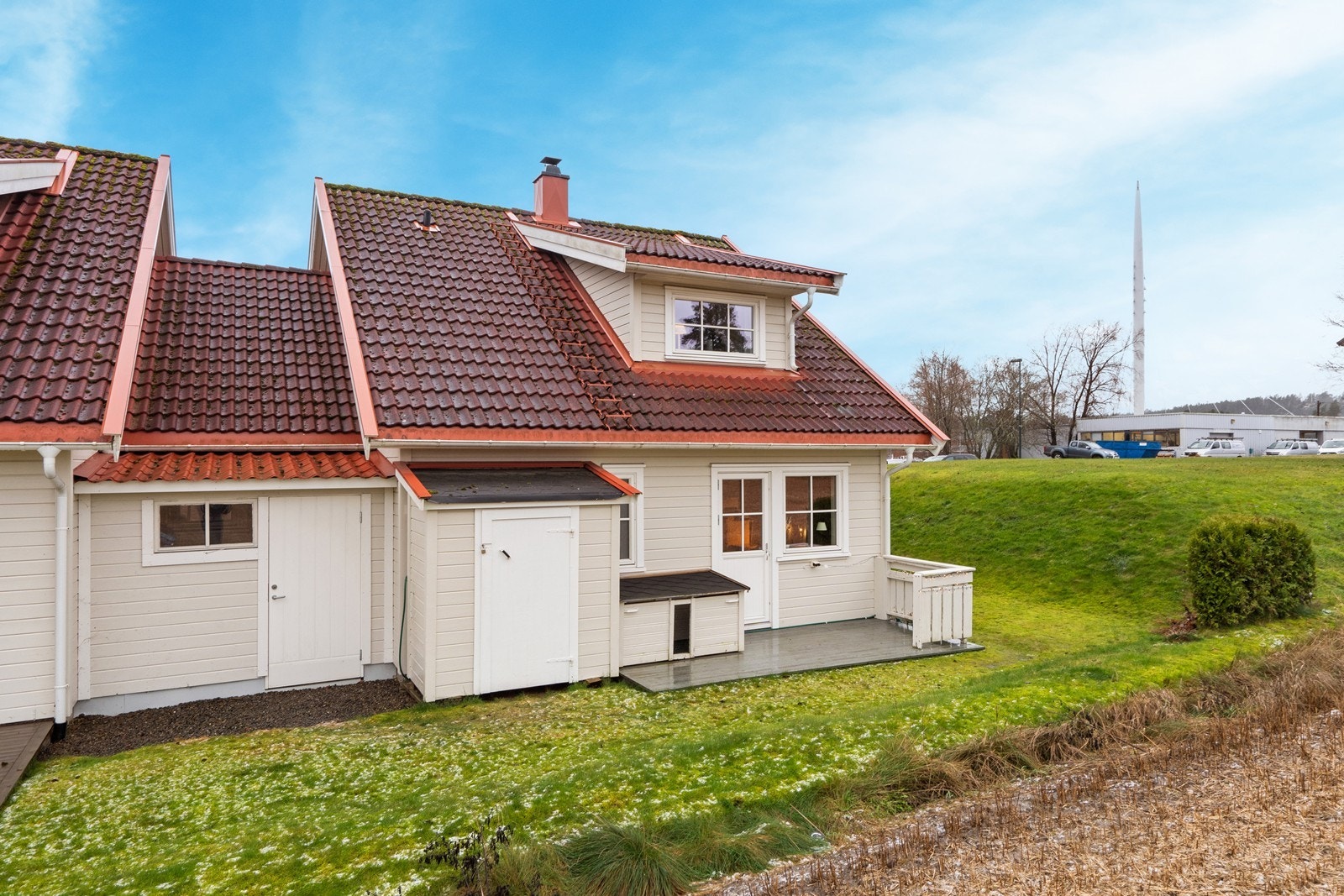 Utvendig bod på 5 m2 er plassert direkte mot terreng (kilde: tilstandsrapport). Galleribilde