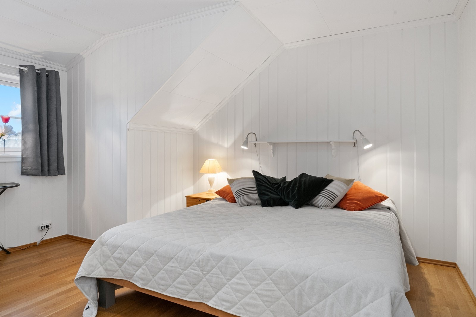 Skråtak gir rommet karakter og mulighet for kreativ innredning. Galleribilde