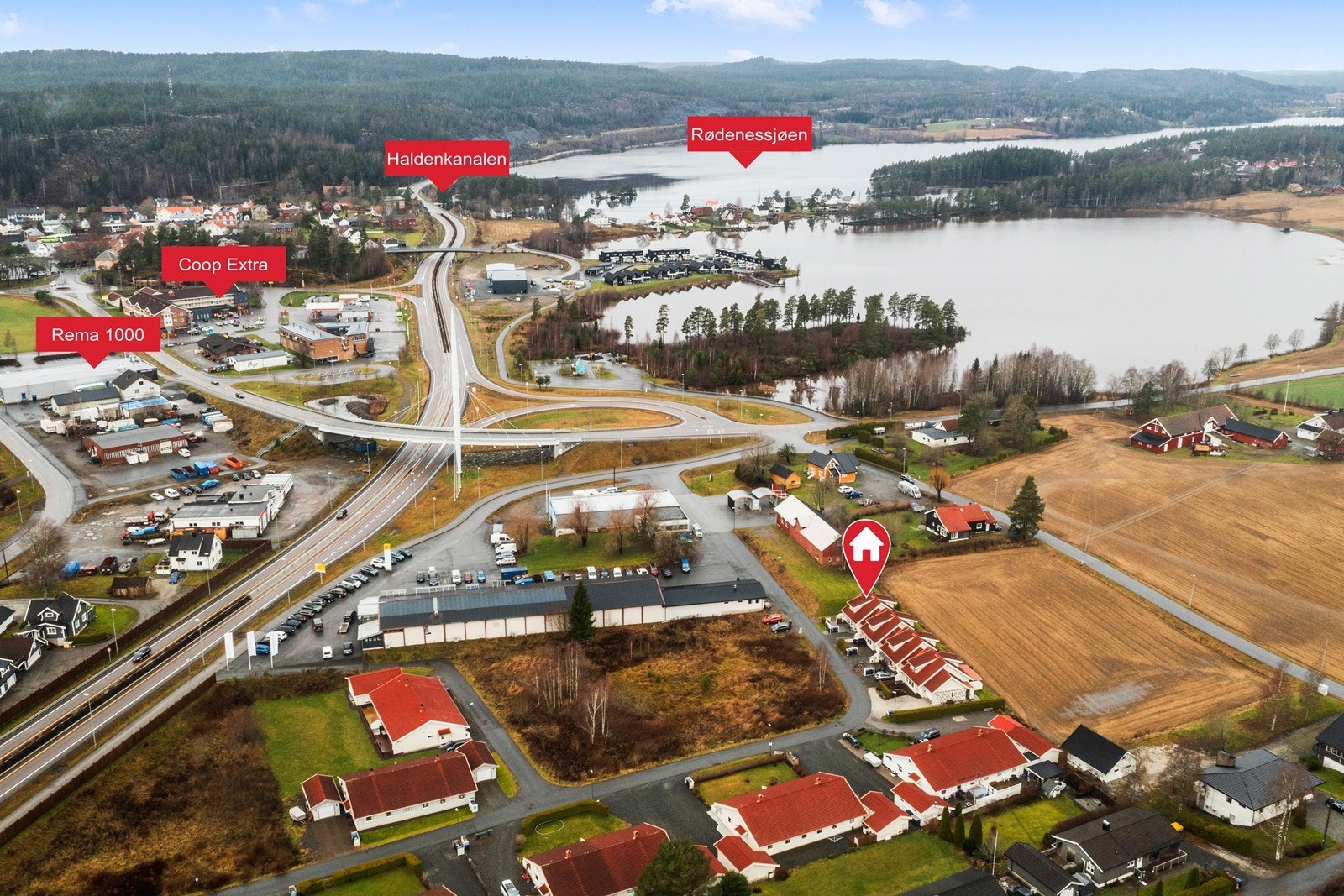 Eiendommen ligger sentralt i et barnevennlig område, ca. 2 km fra Ørje sentrum, med kort avstand til butikker og skoler. Galleribilde