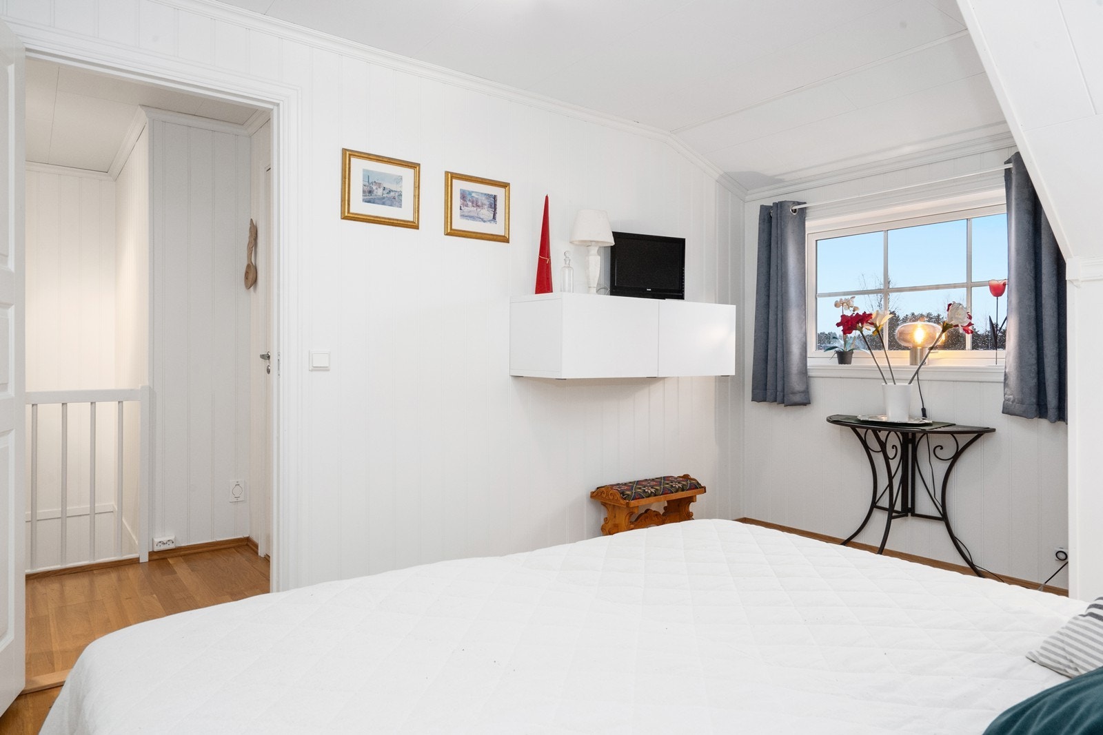 God plass til møblering i soverommet gir fleksibilitet for innredning. Galleribilde