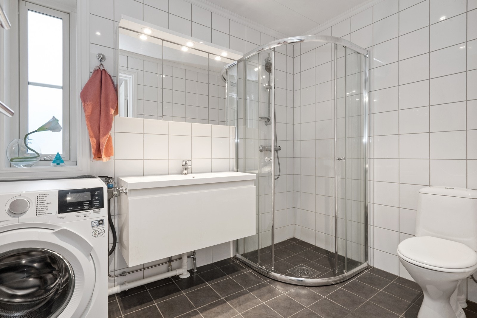 Flislagte overflater og elektriske varmekabler gir robust våtromsløsning (kilde: tilstandsrapport). Galleribilde