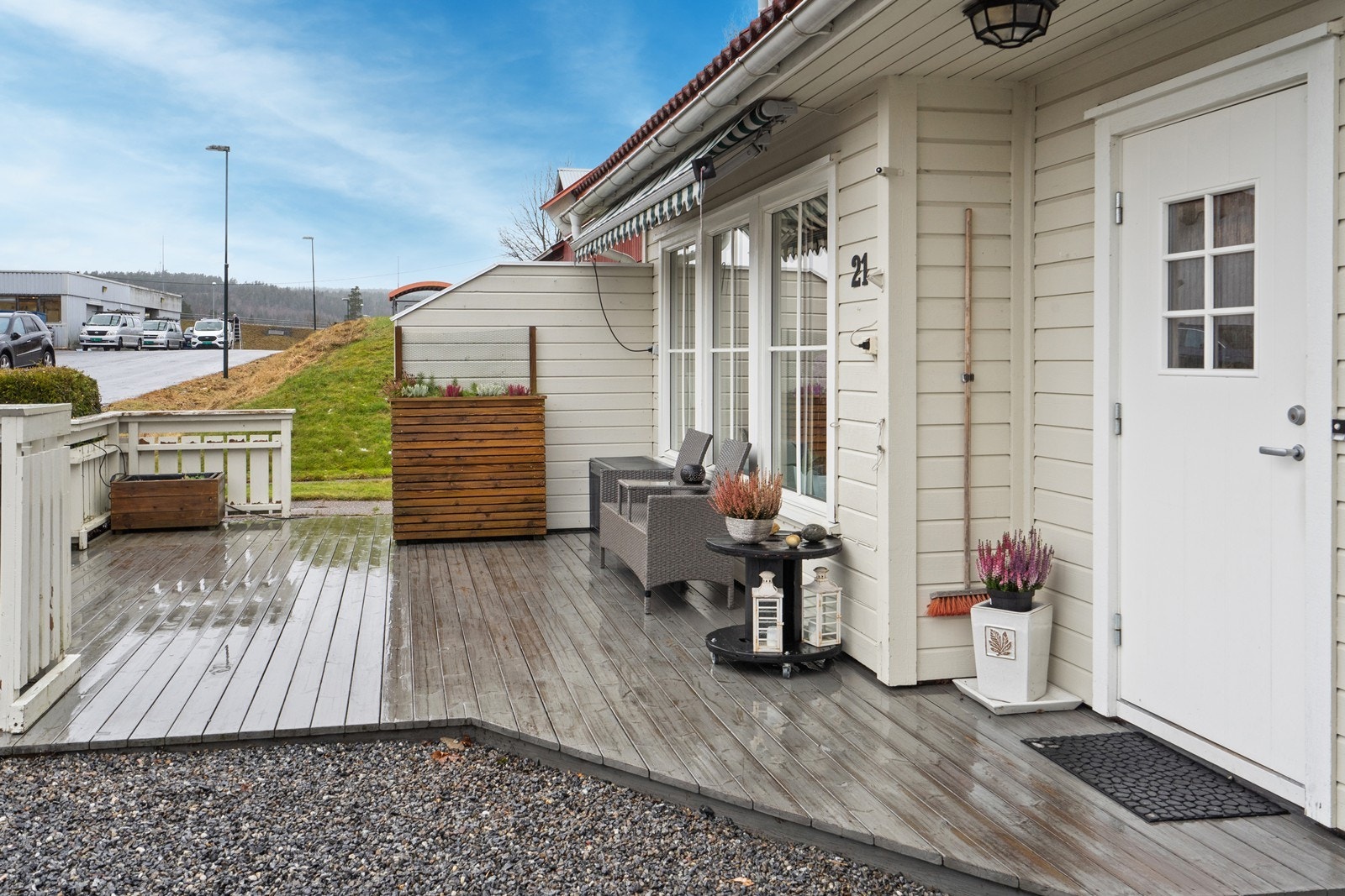 Terrassen er laget av trykkimpregnerte gulvbord og har et malt trevirke på rekkverket (kilde: tilstandsrapport). Galleribilde