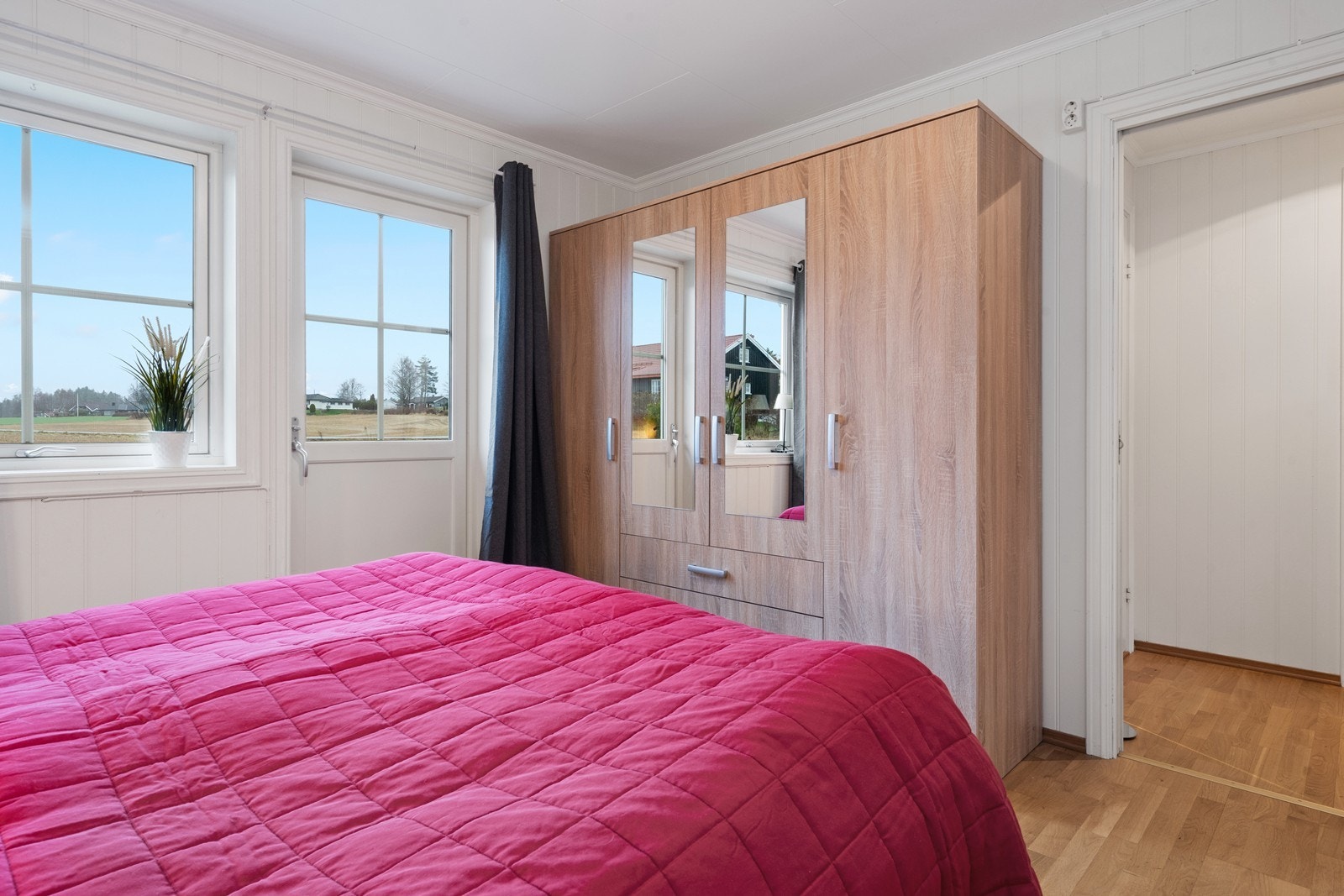 Plass til garderobeskap gir praktisk oppbevaring i soverommet. Galleribilde