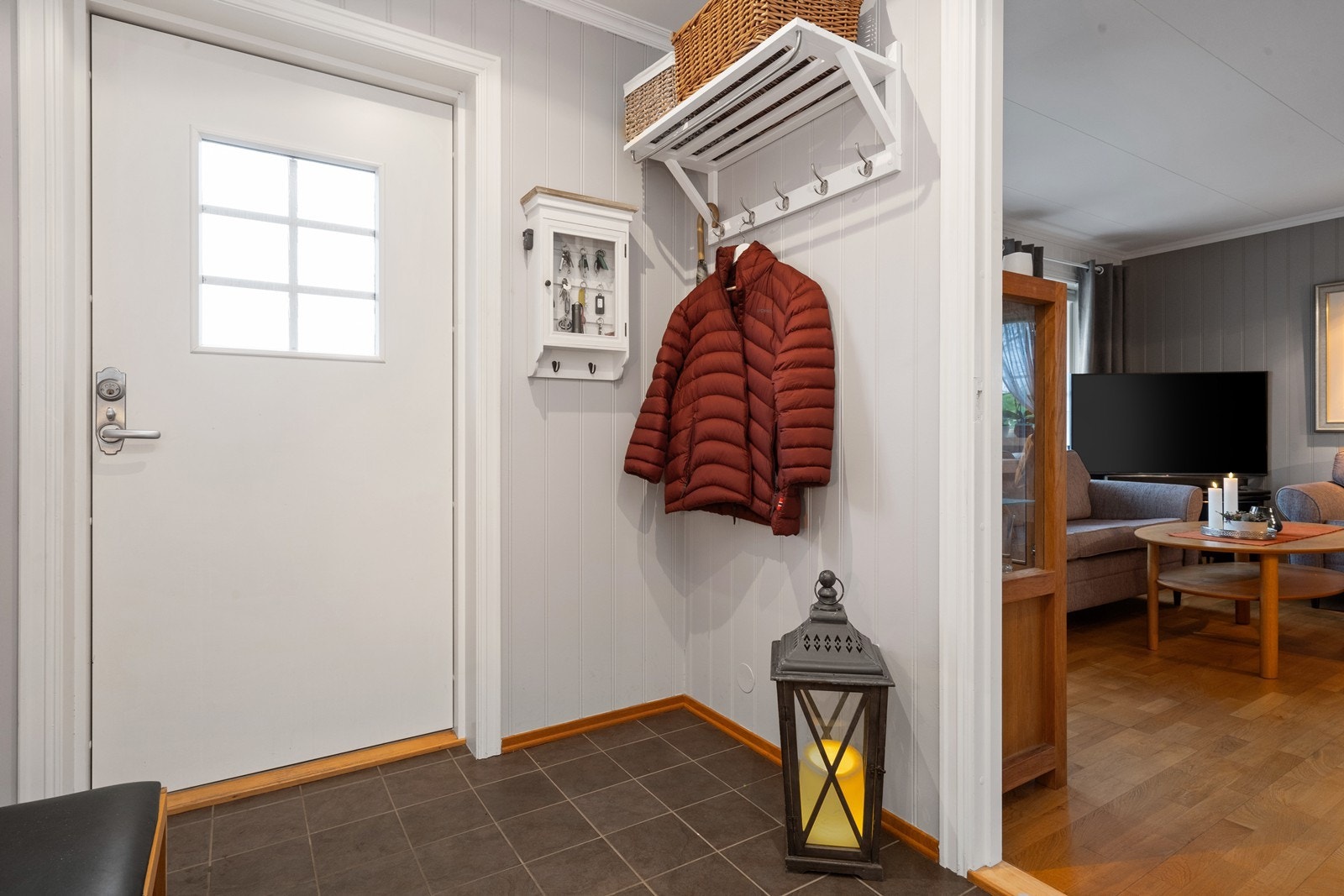 Skyvedørsgarderobe gir effektiv oppbevaring i entréen. Galleribilde