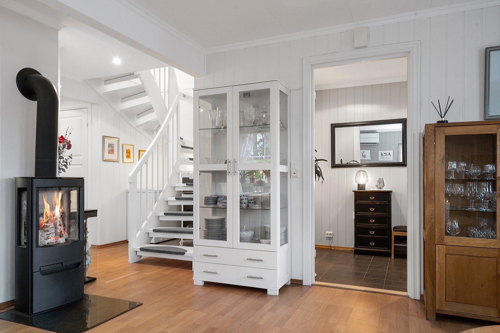 Direkte forbindelse til entré gir enkel tilgang til resten av boligen. Galleribilde