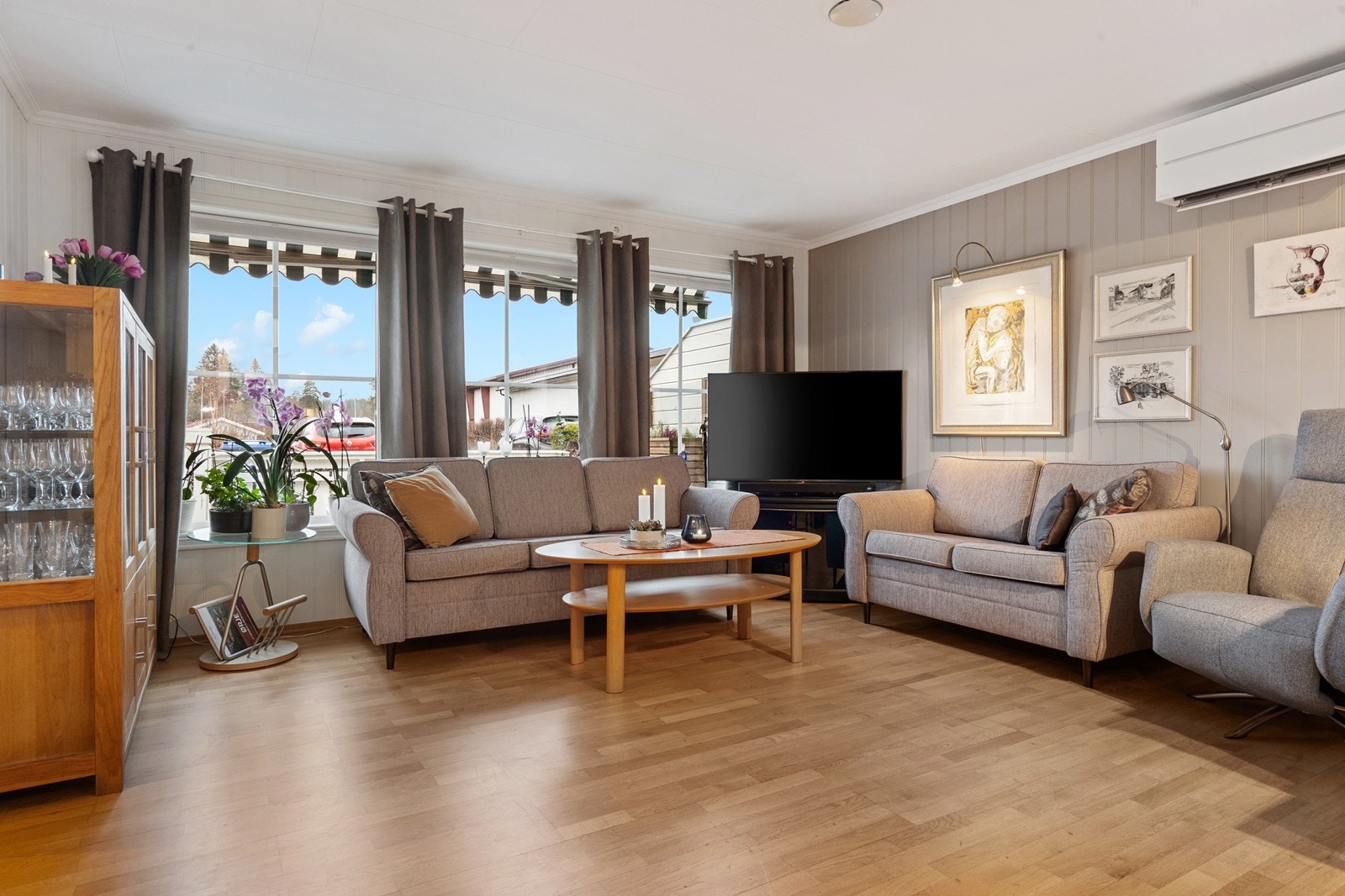 Store vindusflater gir rikelig med naturlig lys til stuen. Galleribilde