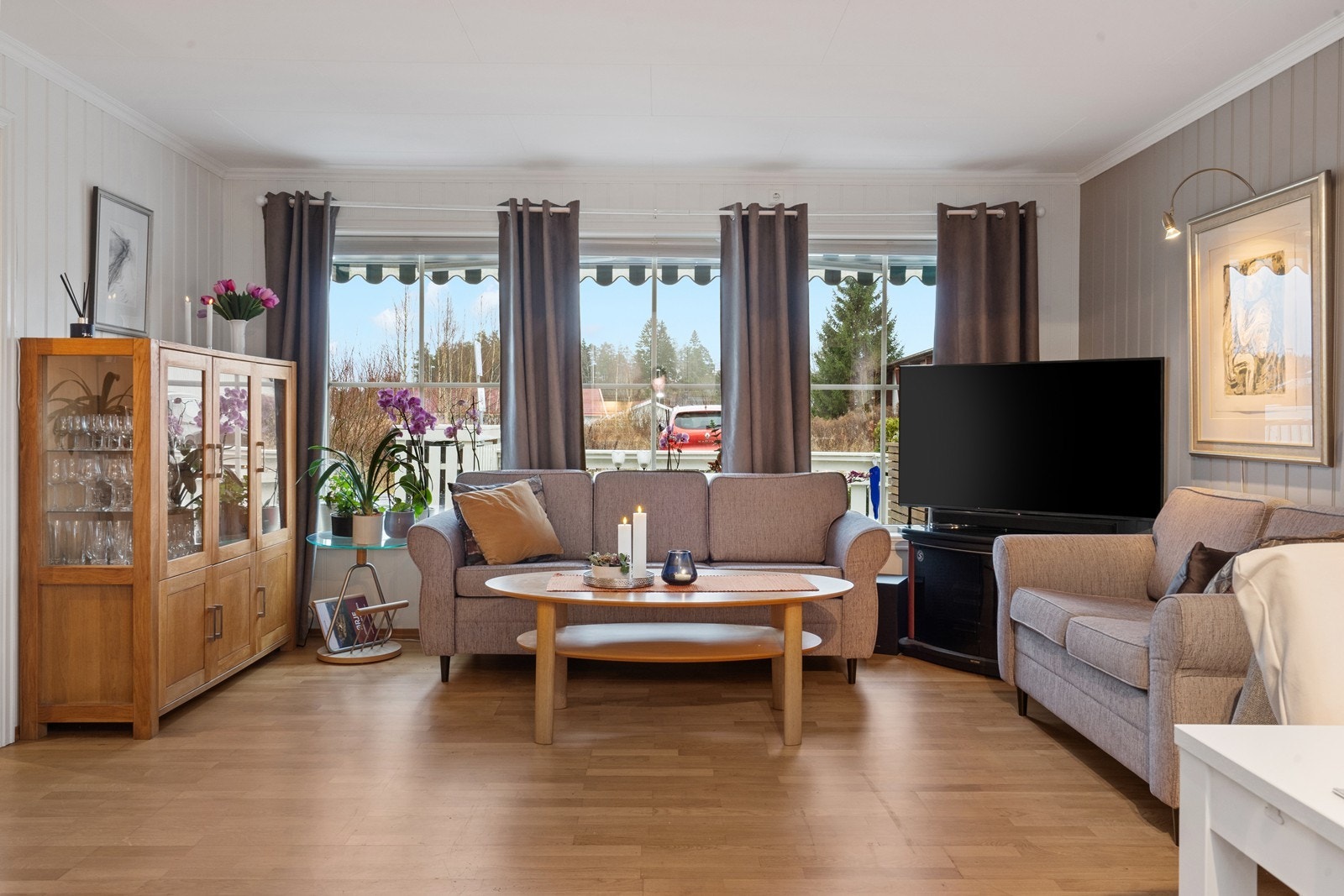 Parkettgulv gir et slitesterkt og tidløst preg til oppholdsrommet. Galleribilde