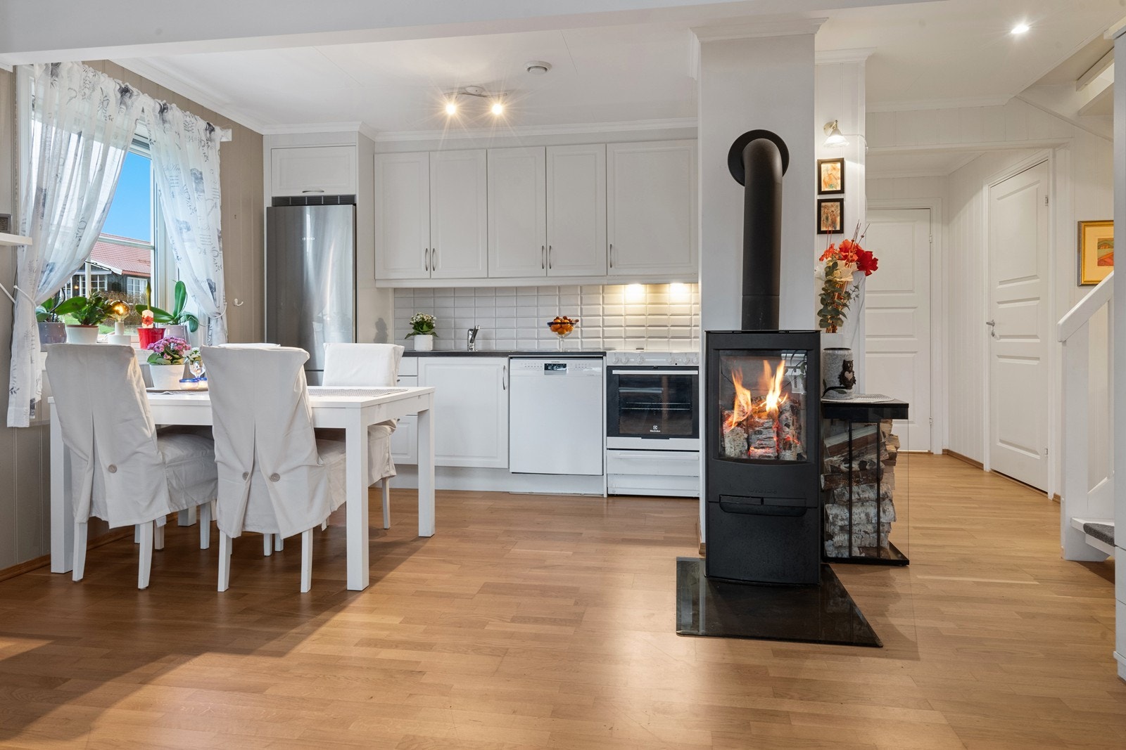 Vedovn bidrar med jevn varme og en koselig atmosfære i stuen. Galleribilde