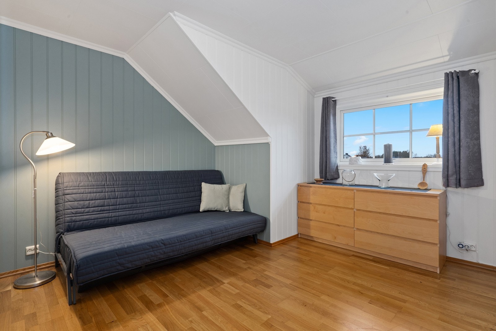 Store vindusflater gir naturlig lysinnfall og utsikt mot grøntområder. Galleribilde