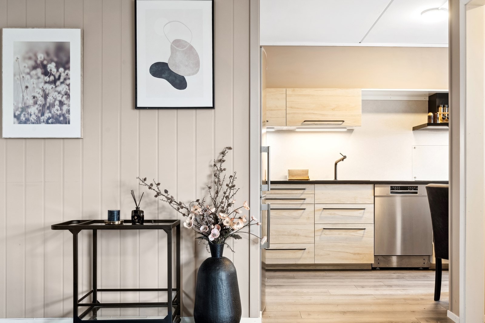 Leiligheten har gjennomgående tidsriktige farger - og materialvalg. Galleribilde