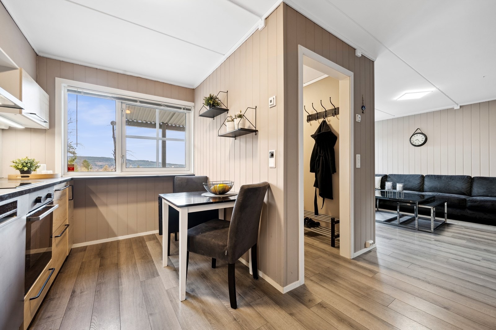 Kjøkkenet er i åpen løsning med stue. Galleribilde