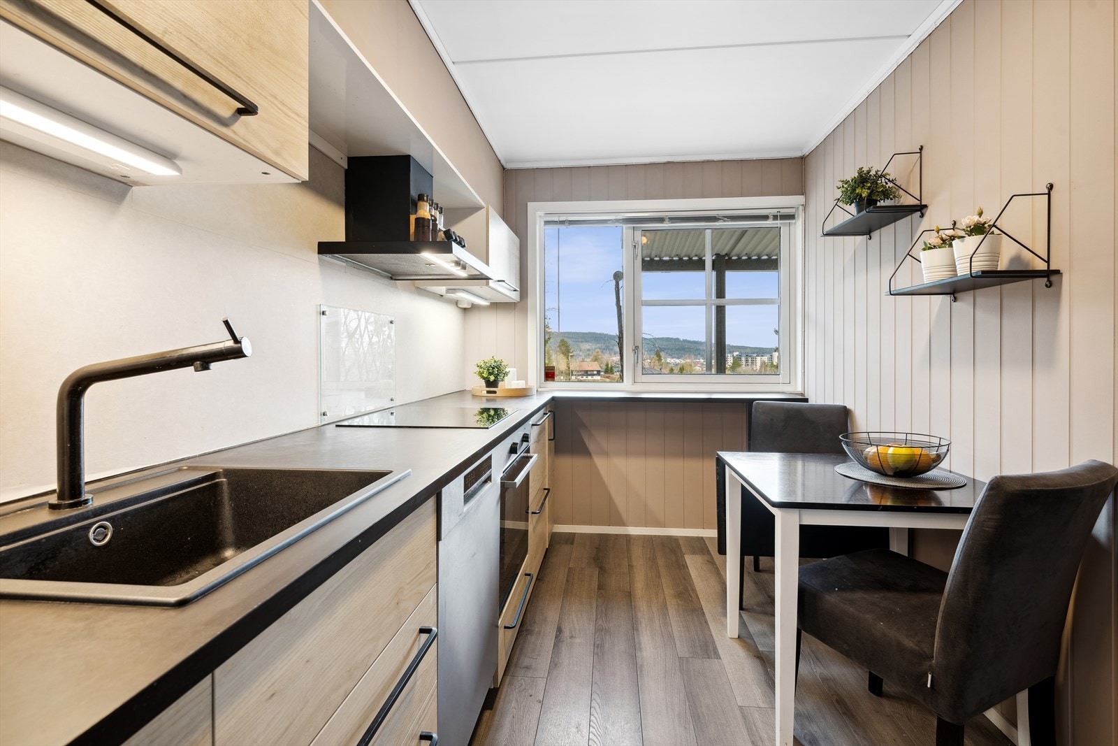 Her er det godt med både skap- og benkeplass. Det er i tillegg plass til kjøkkenbord samt gode arbeidsflater med benk i praktisk L-løsning. Galleribilde