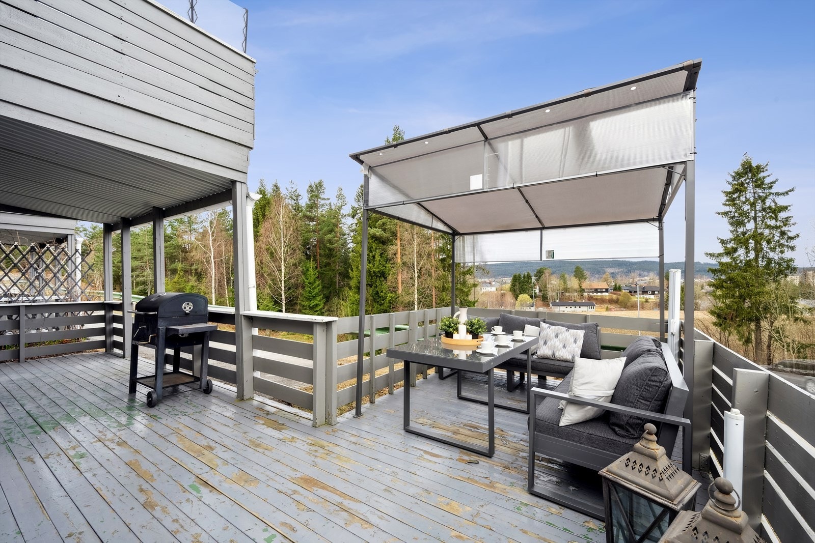 Eiendommen ligger i byggets 1.etasje og har en fin uteplass med gode utsiktsforhold. Galleribilde