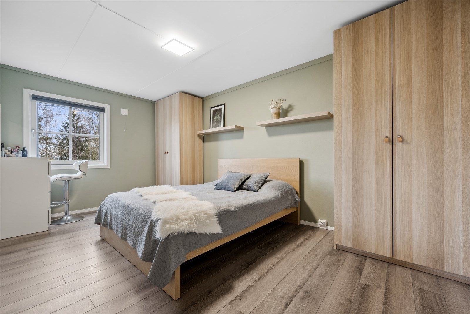 Leiligheten har et romslig soverom og godt med skapplass. Galleribilde