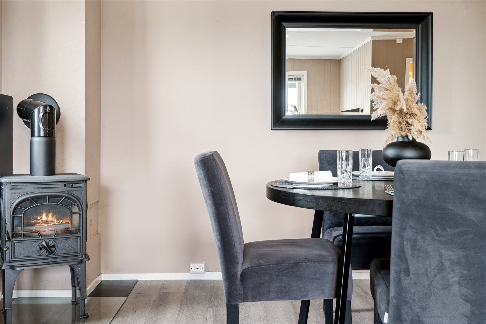 Stuen har peisovn som gir lun og god varme på kalde dager. Galleribilde