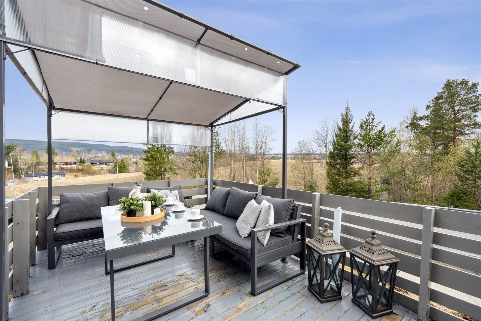 Leiligheten har en stor og solrik markterrasse. God lagringsplass i utebod i tilknytning til terrassen. Galleribilde