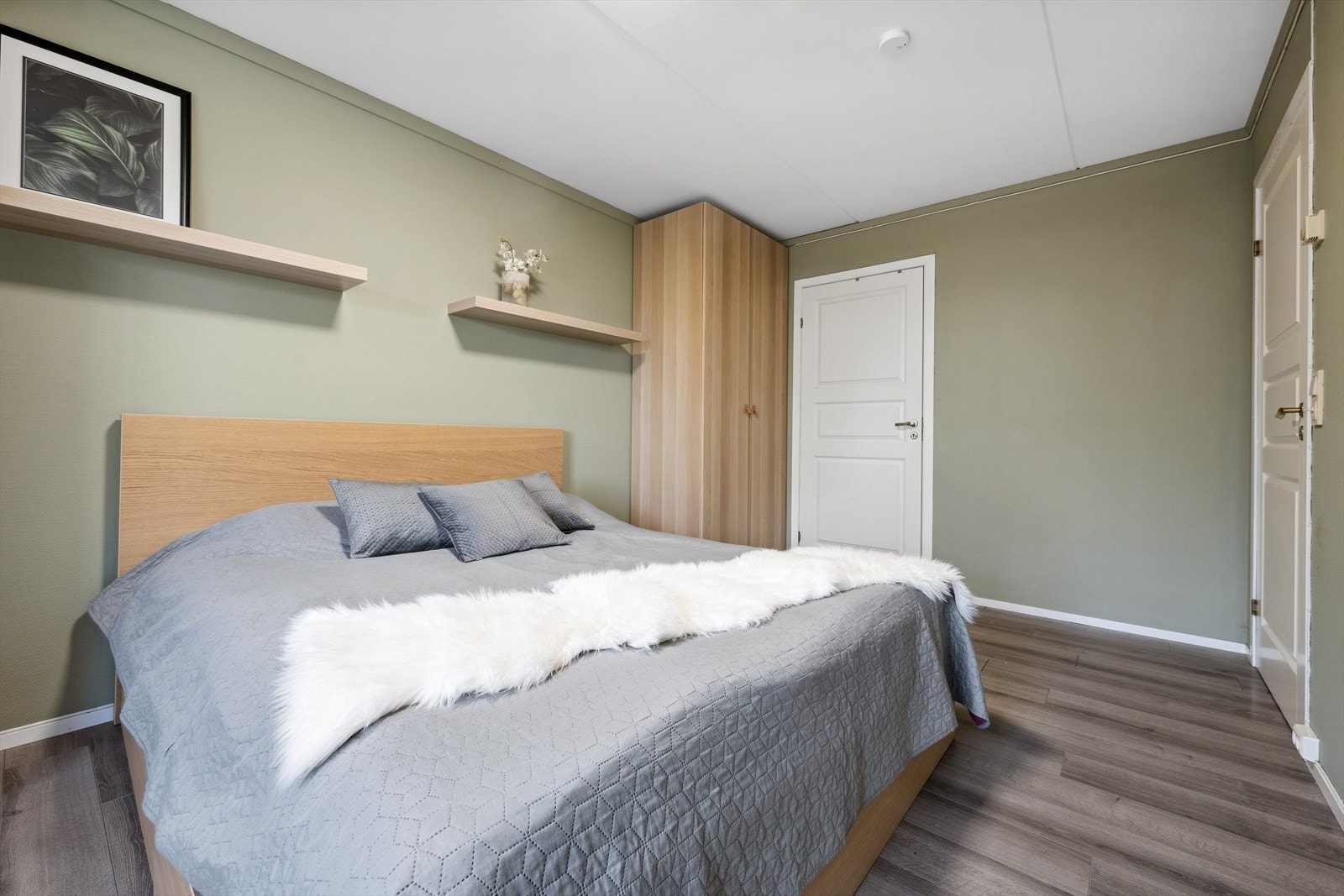 Soverommet har godt med garderobeskap og har innredet walk-in garderobe i boden. Galleribilde