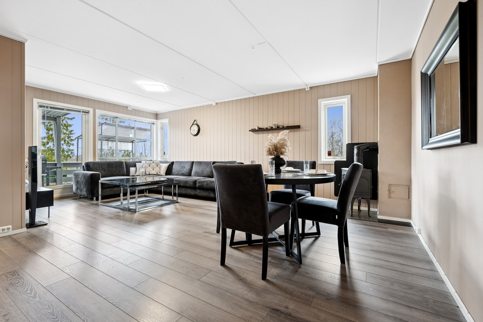 Stuen byr på flere møbleringsmuligheter. Galleribilde