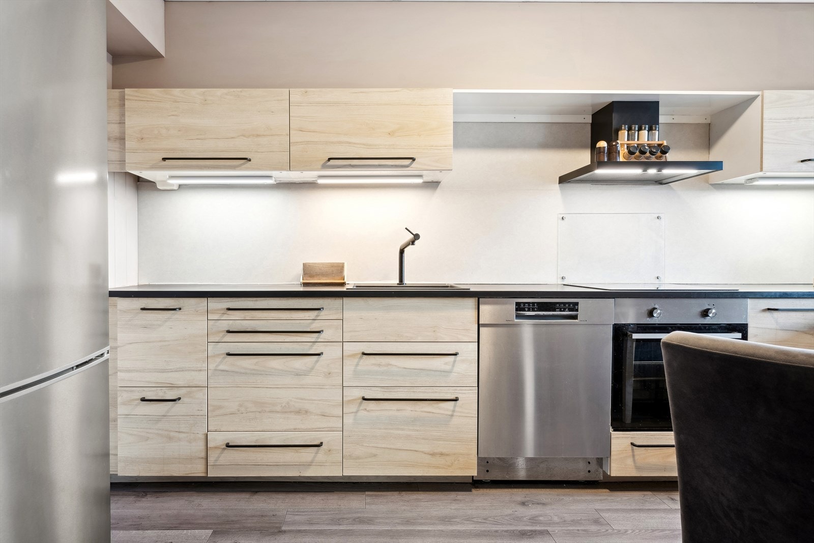 Kjøkkenet har integrerte hvitevarer som oppvaskmaskin, koketopp og stekeovn som medfølger handelen. Galleribilde