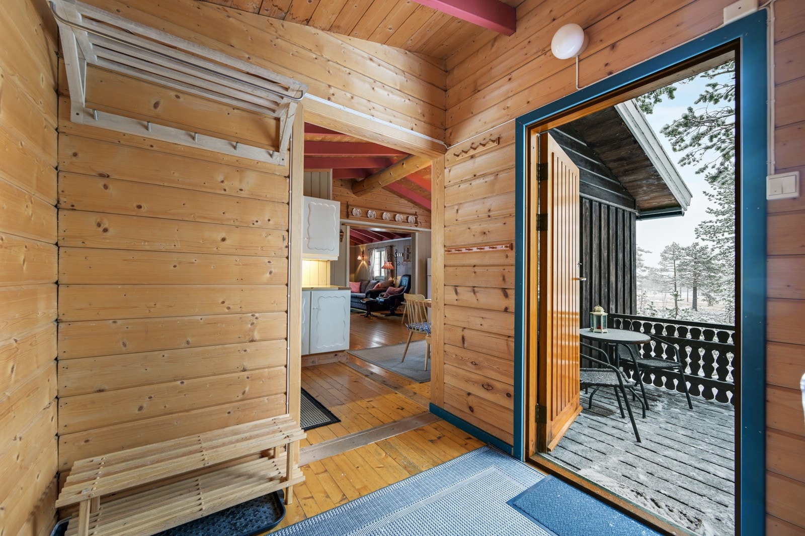 Inn i entreen med god plass til yttertøy, og adkomst til toalettrom og bod Galleribilde