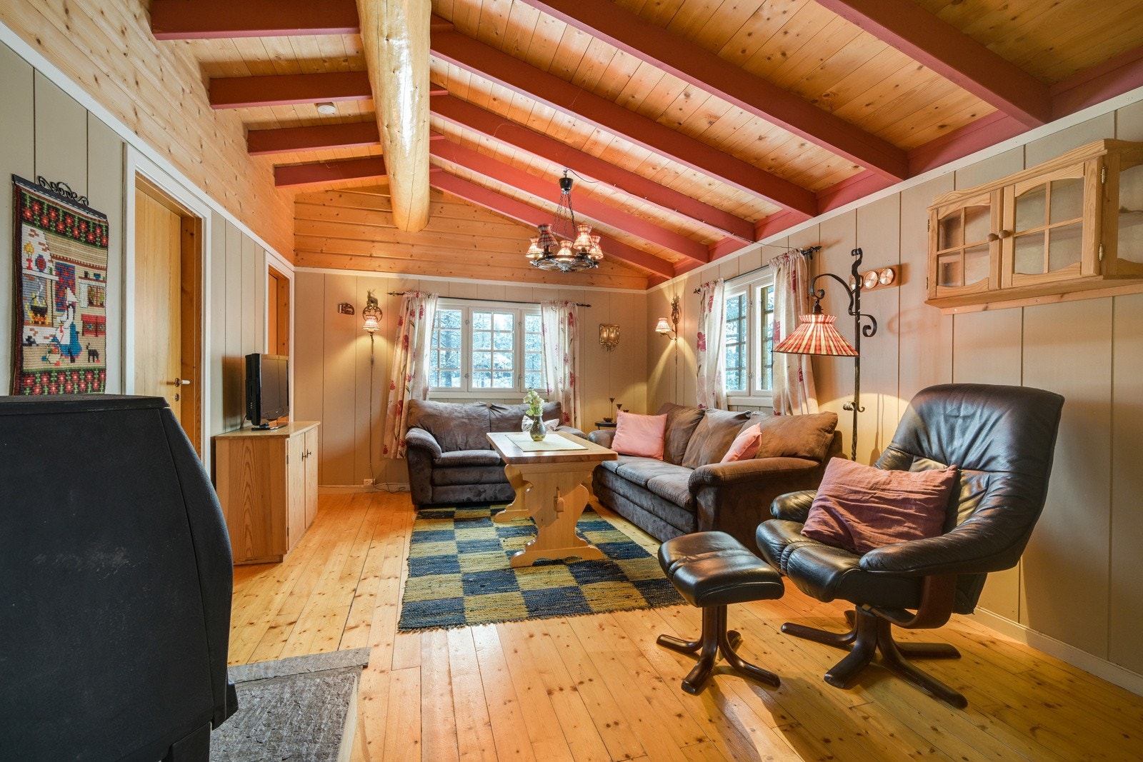 Åpen himling gir god romfølelse i hytta Galleribilde