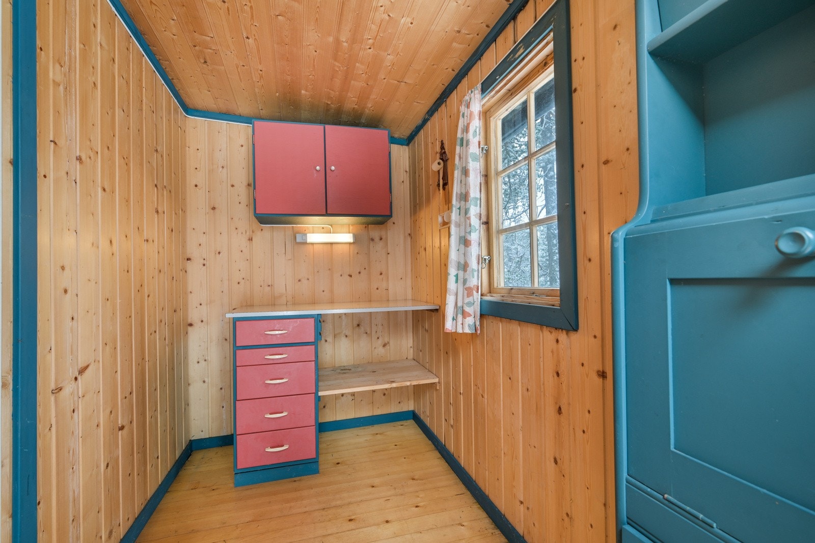 Vi kommer inn i gangen, som også var kjøkken tidligere Galleribilde