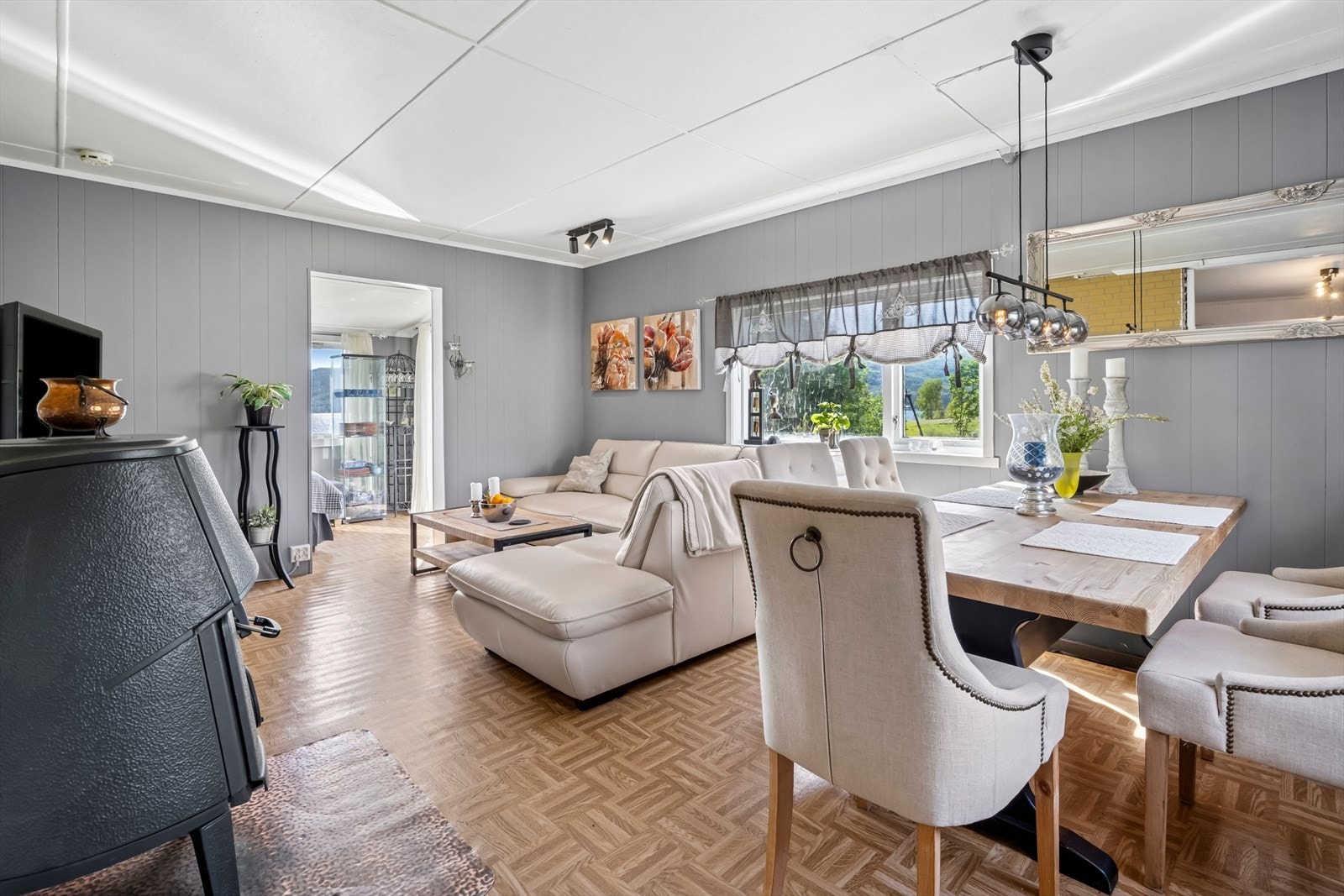 Stuen legger til rette for sosiale sammenkomster således som for avslapping og familiehygge. Galleribilde