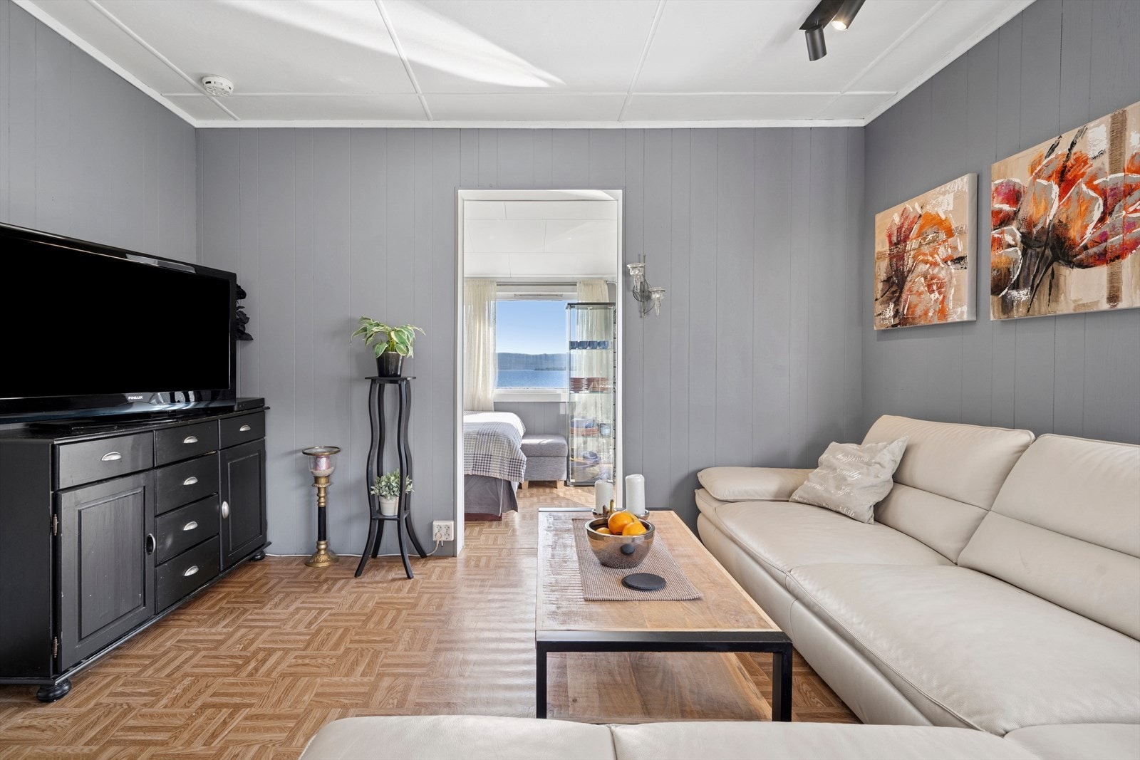 Stuen har en romslig og god planløsning med rom for flere sosiale soner. Galleribilde