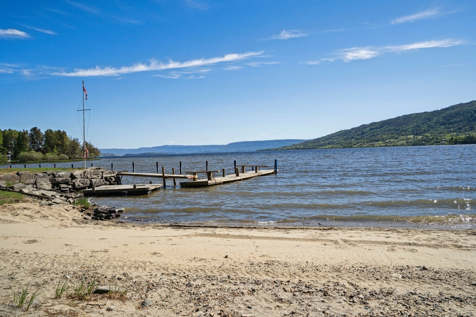 Tyrifjorden ligger i nærheten og tilbyr både bade- og fiskemuligheter, perfekt for de som elsker friluftsliv og vannaktiviteter. Fra eiendommen har du en vakker utsikt mot Tyrifjorden, som gir en følelse av å være i ett med naturen. Galleribilde