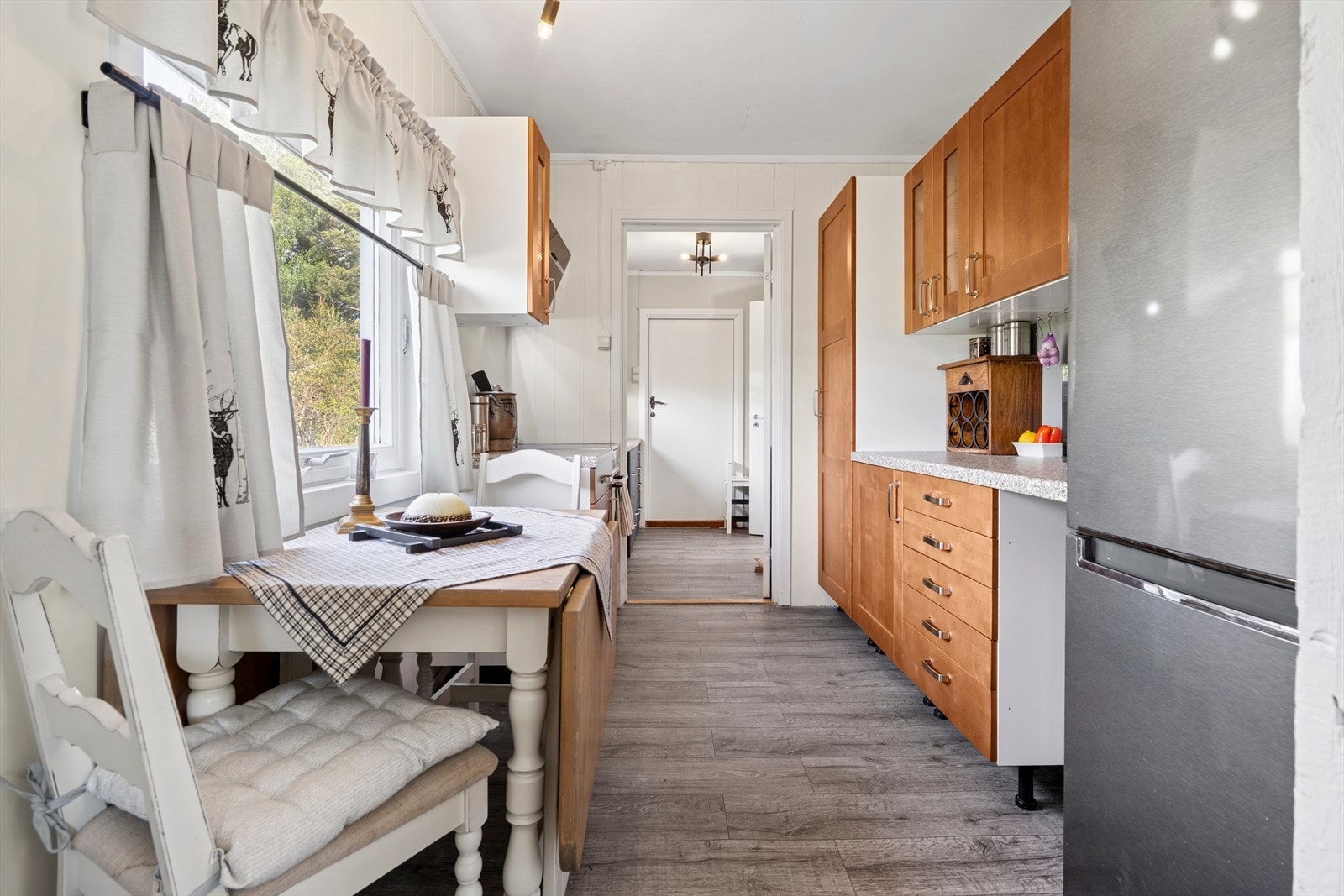 Det er rikelig med skuffer og skap, samt gode arbeidsflater til matlaging Galleribilde