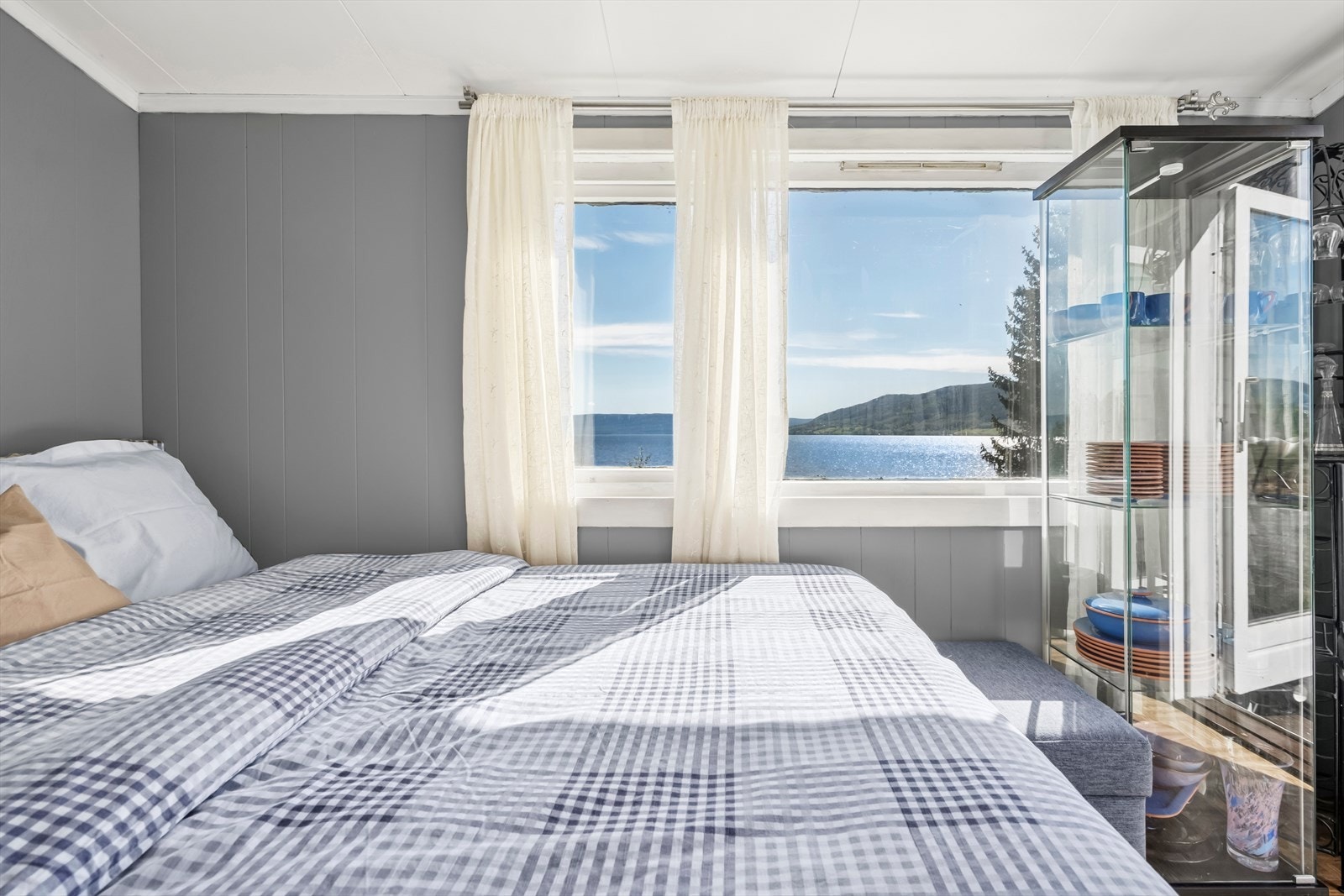 Den vakre utsikten mot Tyrifjorden kan også nytes fra soverom. Galleribilde