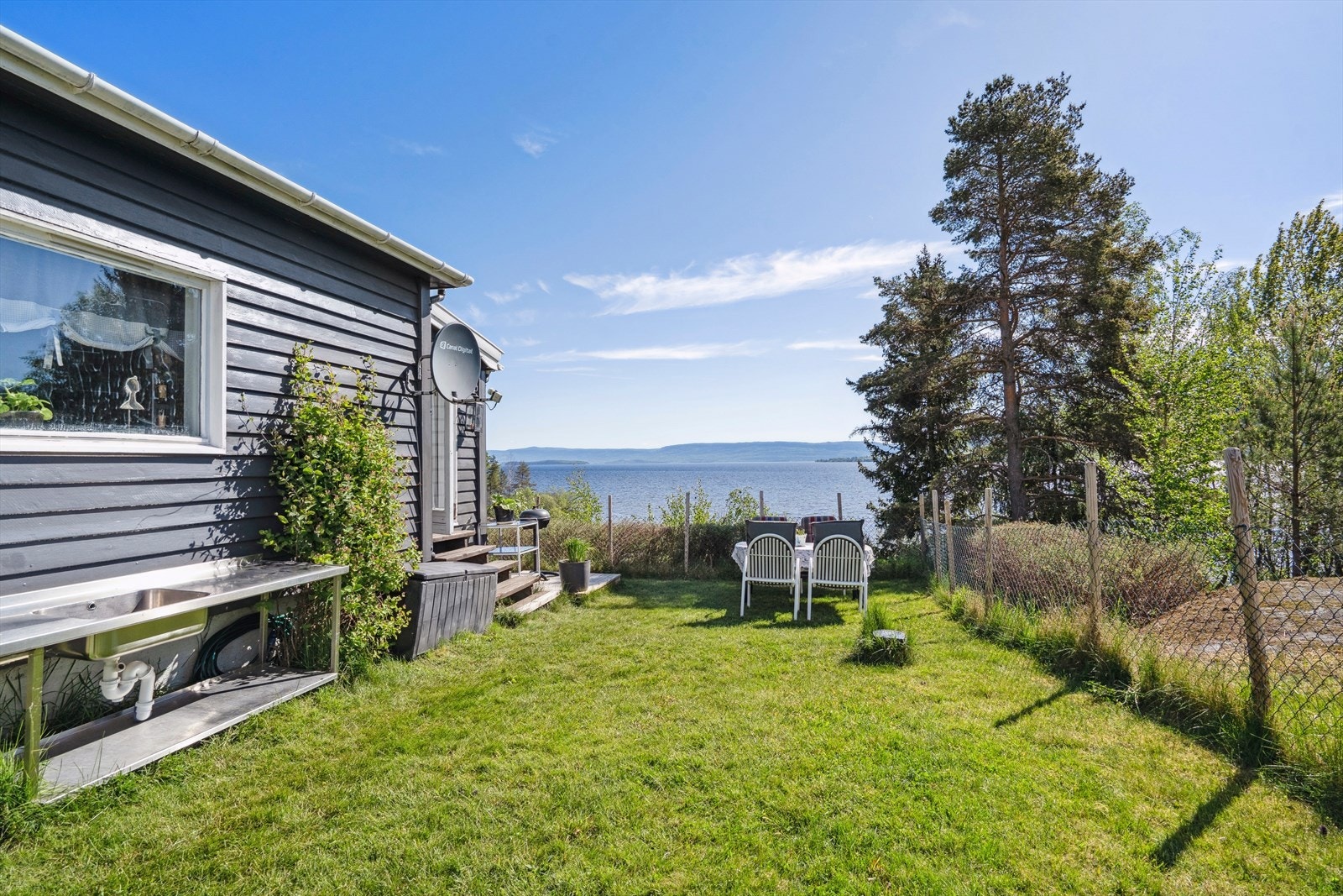 Hytta er på et plan og inneholder gang, kjøkken, stue og soverom. I tillegg er det enkel utebod på 9 kvm som inneholder to boder og utedo. Galleribilde