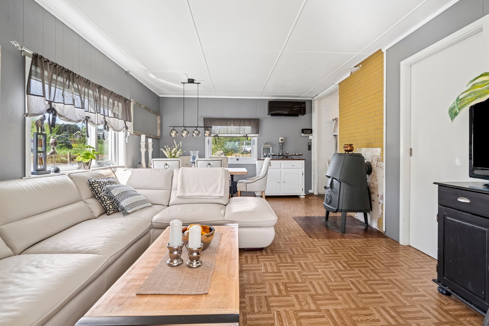 Det er montert en vedovn som sørger for knitrende stemning og lun varme på kjølige kvelder. Det også montert varmepumpe i 2020, installert av MidtKraft AS. Galleribilde