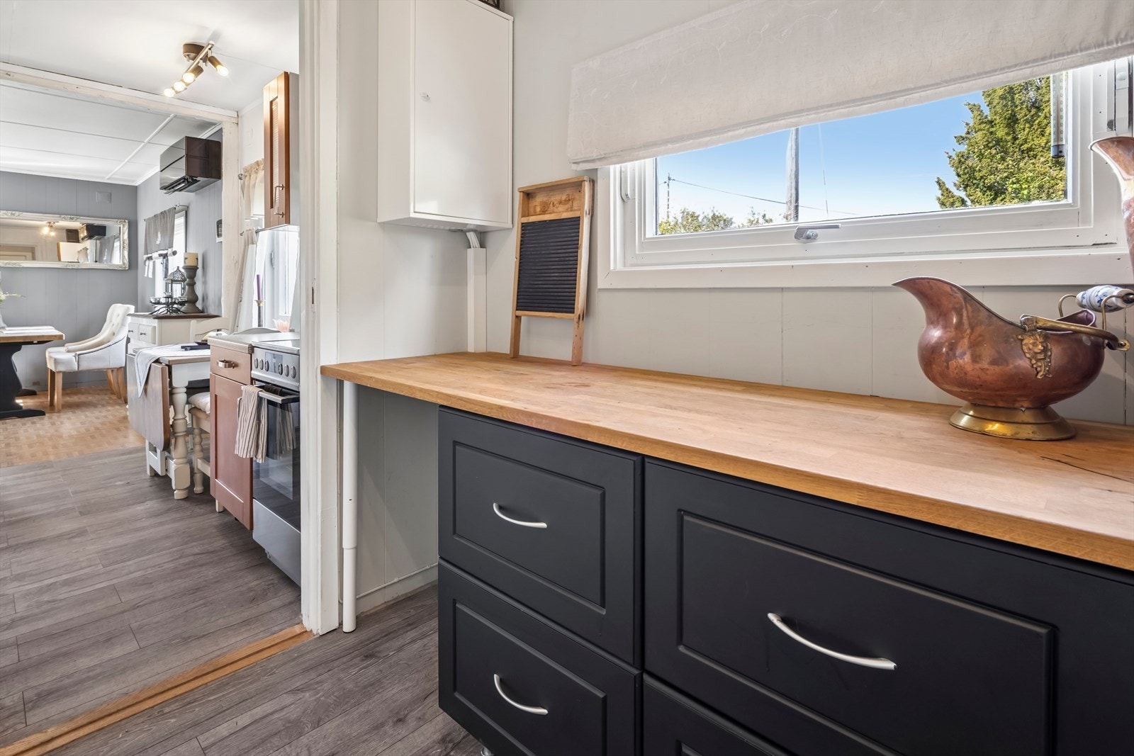 Hytten har ikke innlagt vann, så kjøkkenet må kategoriseres som enkelt. Galleribilde