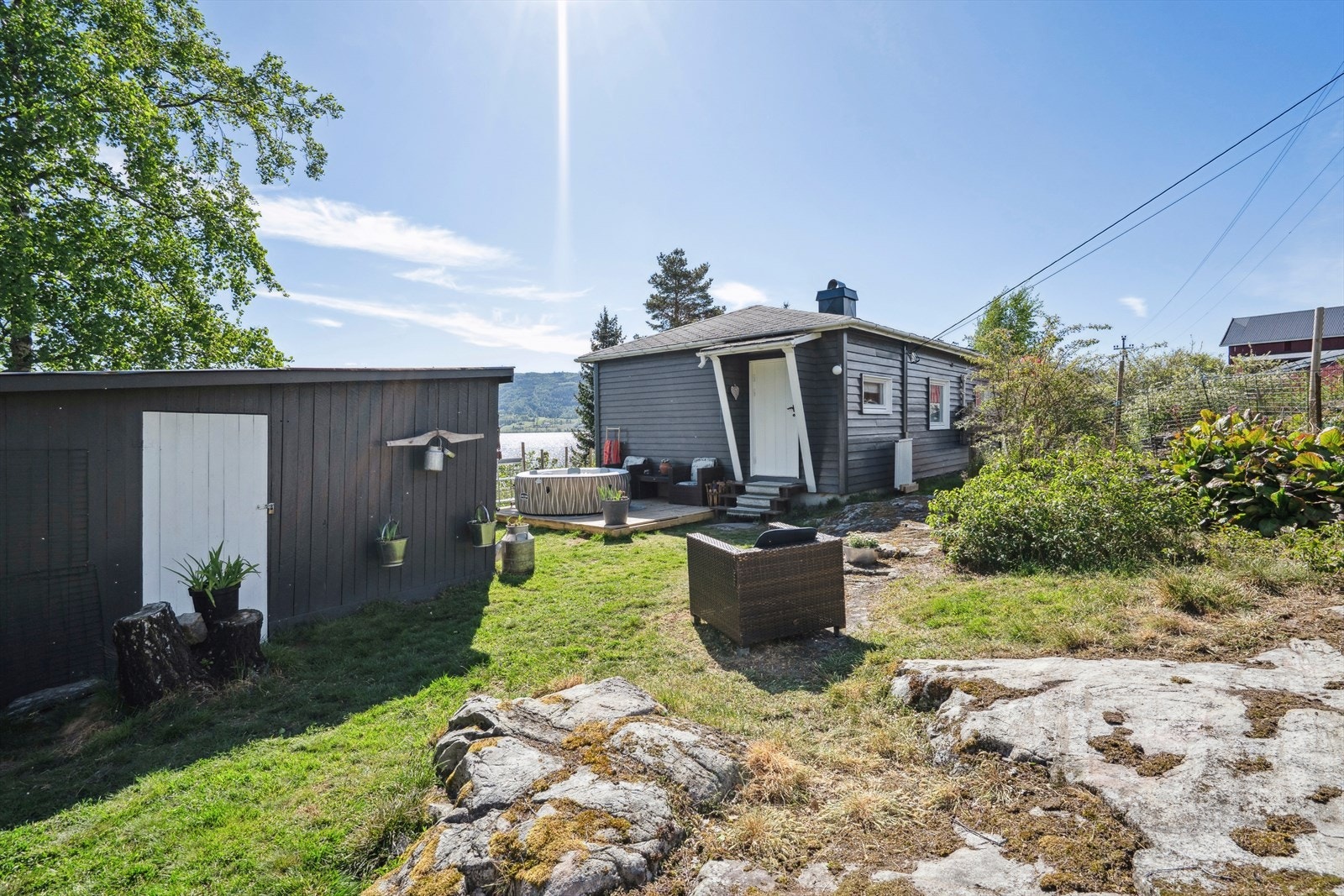 Tomten er delvis opparbeidet og delvis naturtomt. Lettstelt og ferievennlig. Galleribilde