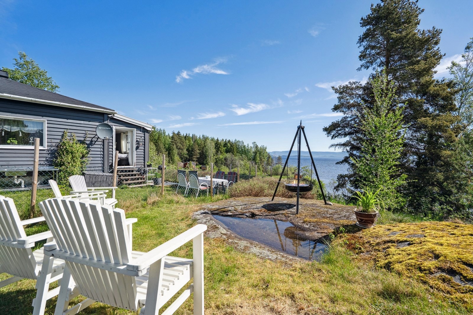 Herlig uteplass med gode sol- og utsiktsforhold. Galleribilde