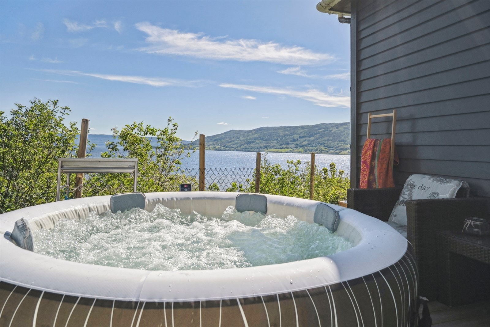 et er plass til sittegrupper og her kan sene kvelder nytes i godt selskap Galleribilde