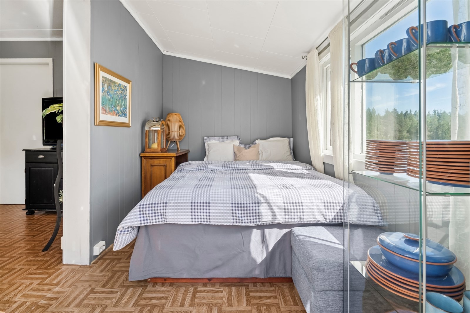 Fra et av soverommene er det utgang til uteplass og hage Galleribilde